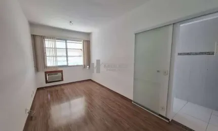 Conforto e praticidade em um só lugar! Apartamento a venda na Rua Conde de Bonfim, Tijuca, com sala e quarto espetaculares, além de vaga na escritura. Ideal para quem busca um lar aconchegante em uma 