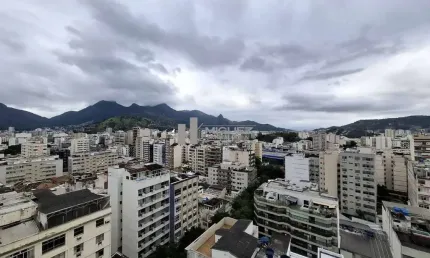 Oportunidade única! apartamento a venda na rua conde de bonfim, tijuca, colado ao metrô. totalmente remodelado, com salão, 3 quartos (1 suíte), copa-cozinha, dependência completa e 2 vagas na escritur