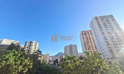 Oportunidade imperdível! Apartamento a venda no belíssimo Condomínio Charles Chaplin, Tijuca, com varanda, 2 quartos (1 suíte) e vaga de garagem. Na Rua Engenheiro Enaldo Cravo Peixoto, colado ao Shop