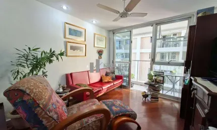 Seu novo lar está na tijuca! este apartamento à venda no condomínio charles chaplin, na rua engenheiro enaldo cravo peixoto, oferece varanda, 2 quartos (sendo 1 suíte) e vaga. ao lado do shopping tiju