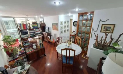 Morar bem é morar aqui! Apartamento a venda no Condomínio Charles Chaplin, Tijuca, com varanda, 2 quartos (sendo 1 suíte) e vaga de garagem. Localizado na Rua Engenheiro Enaldo Cravo Peixoto, colado a