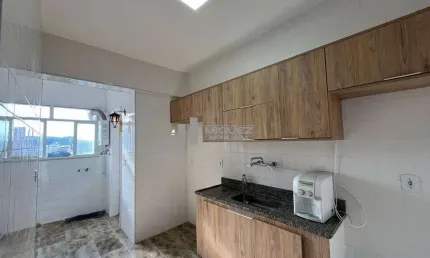 À venda apartamento na Rua Jorge Rudge, no coração de Vila Isabel, 2 quartos, lavabo, cozinha com dependência completa e vaga na escritura.