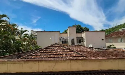 Vende-se apartamento na rua Citiso, ao lado da praça Del Vecchio, 2 quartos, suíte.