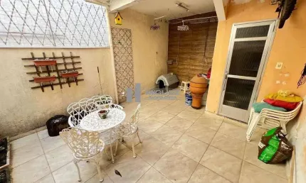 Não perca esta chance! Casa duplex a venda na Rua Jerônimo de Lemos, Vila Isabel, com sala em 2 ambientes, 3 quartos e 1 vaga de garagem. Um imóvel espetacular que combina conforto e praticidade em um