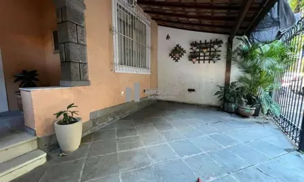Uma casa dos sonhos espera por você! Casa duplex espetacular a venda na Rua Jerônimo de Lemos, Vila Isabel, com sala em 2 ambientes, 3 quartos e 1 vaga de garagem. Ideal para quem busca conforto e esp
