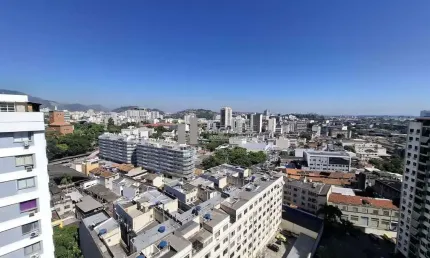 Pronto para morar! Apartamento a venda no Condomínio Santa Amélia, Tijuca, com varanda, 2 quartos, sala ampla, cozinha, banheiro e vaga de garagem. A infraestrutura total do condomínio garante lazer e