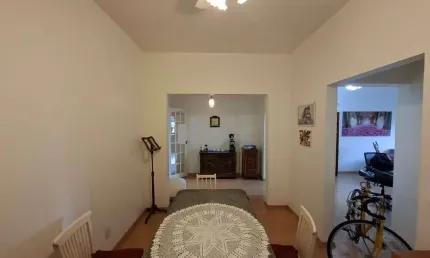 Morar com estilo e conveniência é possível! este apartamento a venda na tijuca, na rua soares da costa, conta com 3 quartos espaçosos, 1 vaga na escritura e portaria 24 horas. debruçado à praça saens 