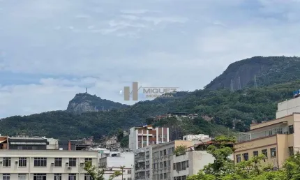 Na tijuca, um apartamento à venda com localização privilegiada na rua martins pena, junto à praça afonso pena e metrô. são 3 quartos com closet, sala ampla, lavabo, dependências e 1 vaga. contate-nos 