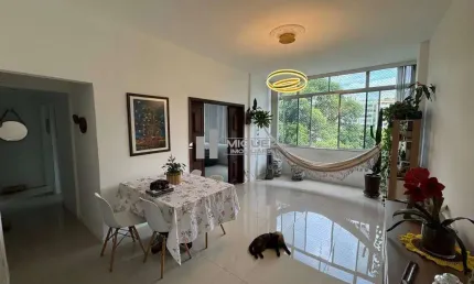 Oportunidade na Tijuca! Apartamento à venda na Rua Martins Pena, colado à Praça Afonso Pena e metrô. Conta com sala ampla, 3 quartos com closet, lavabo, dependências e 1 vaga. Perfeito para sua famíli