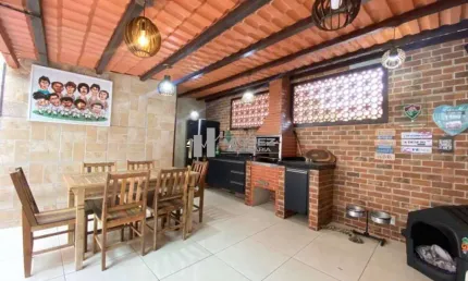 Oportunidade única! Casa à venda na Tijuca, com 3 quartos (1 suíte), área gourmet e 1 vaga, próxima ao Metrô São Francisco Xavier e Praça Saens Pena. Sofisticação e conforto esperam por você. Contate-