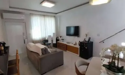 Na tijuca, uma casa à venda com 4 quartos (1 suíte) e 2 vagas de garagem na escritura, pertinho do shopping tijuca. espaço e praticidade para sua família. contate-nos hoje e venha conhecer!