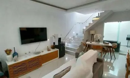Casa à venda na Tijuca, perto do Shopping Tijuca! Com 4 quartos (1 suíte) e 2 vagas de garagem na escritura, é ideal para quem busca espaço e conveniência. Não perca essa chance, entre em contato agor