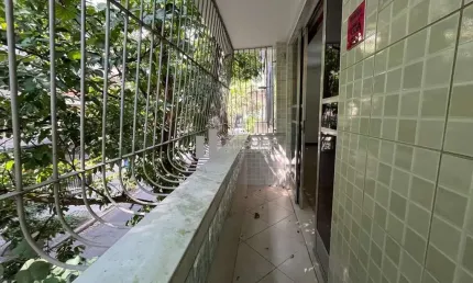 Casa à venda na Tijuca, na rua Rua Adaberto Aranha colada ao shopping Tijuca! Com 3 quartos (1 suíte), cozinha planejada, churrasqueira e área externa. Ideal para quem busca espaço e lazer. Entre em c