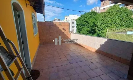 Na Tijuca, um apartamento tipo casa à venda com 3 quartos e 1 vaga de garagem, próximo à Praça Afonso Pena e ao Metrô. Conforto e localização privilegiada. Contate-nos e agende sua visita