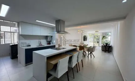 Tijuca, uma cobertura espetacular à venda! São 5 quartos (3 suítes), terraço panorâmico, 5 vagas e painéis solares, perto do Largo da Segunda Feira e Metrô São Francisco Xavier. Viva com exclusividade