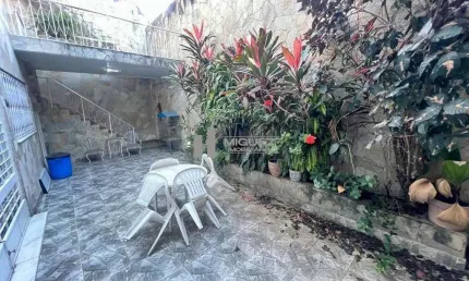 Na Tijuca, uma casa duplex à venda que impressiona! Com 316m², 4 quartos (1 suíte) e 4 vagas de garagem, está próxima ao Shopping Tijuca. Ideal para viver com conforto e estilo. Contate-nos e descubra