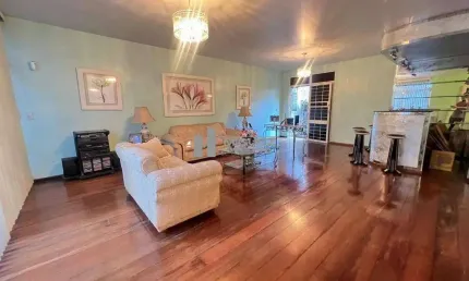 Oportunidade única na Tijuca! Casa duplex à venda com 316m², 4 quartos (1 suíte) e 4 vagas de garagem. Perto do Shopping Tijuca, é perfeita para quem deseja amplitude e conveniência. Fale conosco hoje