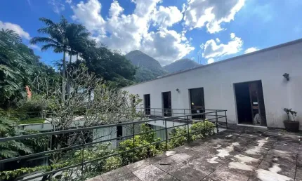 Espetacular casa à venda no Alto da Boa Vista, na Rua da Selva! Duplex com salão em 4 ambientes, escritório, 4 quartos, garagem para 3 carros e 440m². Abraçada pela Floresta da Tijuca, oferece seguran