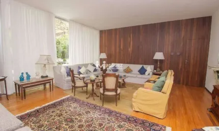 Casa duplex à venda no Alto da Boa Vista, Rua da Selva! Com 440m², salão em 4 ambientes, escritório, 4 quartos e garagem para 3 carros. Cercada pela Floresta da Tijuca, é sinônimo de tranquilidade. Ag