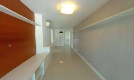 Na Tijuca, um apartamento à venda com 2 quartos (1 suíte), varandão e garagem. Localizado perto do Shopping Tijuca e metrô, oferece lazer total e acesso a amplo comércio. Perfeito para seu estilo de v