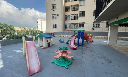 No Maracanã, um apartamento à venda com 1 suíte e closet, banheiro social e 1 vaga na escritura, próximo ao Boulevard 28 de Setembro. Localização e praticidade para você. Contate-nos e conheça!
