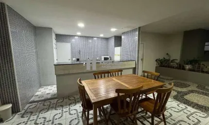 Apartamento à venda na Tijuca, continuação da Rua Campos Sales, à 650m do Metrô Afonso Pena. 2 quartos, com 70m² e 1 vaga de garagem. Portaria 24 horas, churrasqueira e playground. Localizado na Rua d