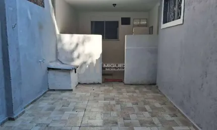 Na Rua Pereira Soares, casa à venda com 3 quartos e quintal, ideal para sua família. Em uma rua exclusivamente residencial, oferece paz e privacidade. Ligue agora e agende uma visita!