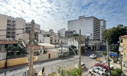Apartamento à venda na rua barão de mesquita, tijuca. são 2 quartos, dependência completa e 75m². a apenas 600m do metrô saens peña.
