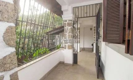 Na rua Mearim, casa a venda com 4 quartos (1 suíte) e terraço com churrasqueira. Excelente opção para famílias que buscam conforto e lazer em casa.