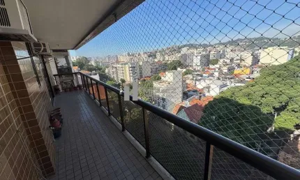 Oportunidade única! Apartamento à venda na Rua Marechal Marques Porto, Tijuca, com varandão, 2 quartos, vaga, sol da manhã e infra completa. A 270m do metrô. Ligue já!