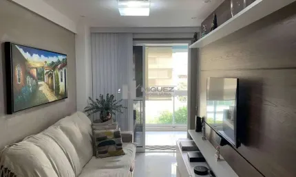 Na Tijuca, apartamento à venda na Rua Araújo Pena, próximo ao metrô e Largo da Segunda-Feira. Varanda, 2 quartos em localização imbatível. Ligue hoje e venha conhecer!