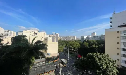 Na Tijuca, oportunidade à venda: apartamento na Rua Campos Sales com sala em 2 ambientes, 4 quartos (1 suíte) e vaga. Perfeito para sua família! Contate-nos para visitar.