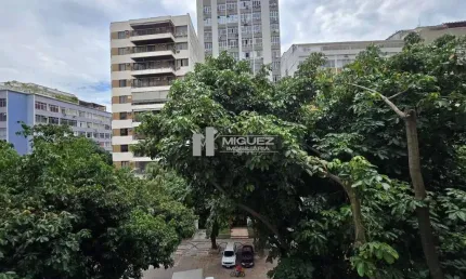 Apartamento à venda na parte nobre da Tijuca, a poucos passos do metrô! São 130 m², com 3 quartos (1 suíte), sala ampla e 1 vaga coberta na escritura. Perfeito para sua família. Contate-nos!