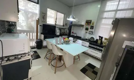 Tijuca, Rua Bom Pastor: casa duplex à venda com 4 quartos, piscina, 2 cozinhas e garagem. Localizada a apenas 500m do metrô Uruguai.