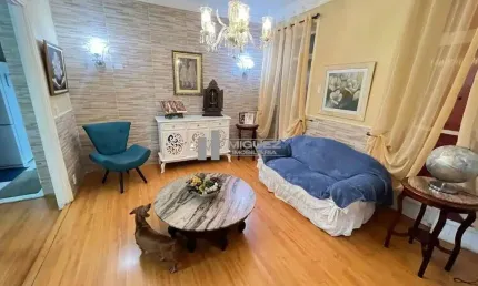 Casa duplex à venda na Rua Bom Pastor, Tijuca, a 500m do metrô Uruguai. São 4 quartos, 2 cozinhas, área externa com piscina e garagem. Ideal para famílias.