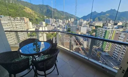 Na Tijuca, à venda apartamento de alto padrão na Rua Carlos Vasconcellos. Oferece salão em 2 ambientes, 3 quartos (1 suíte), cozinha ampla, dependências completas, 2 vagas e localização junto ao metrô
