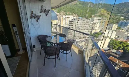 Apartamento de alto luxo à venda na Tijuca, na Rua Carlos Vasconcellos! Com salão em 2 ambientes, 3 quartos amplos (1 suíte), banheiro social, cozinha ampla, dependências completas e 2 vagas na escrit