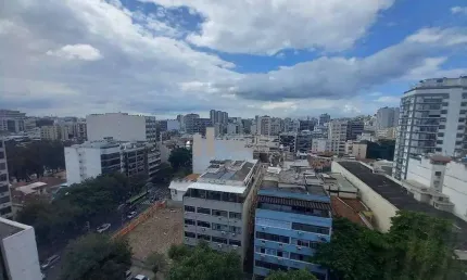 Apartamento à venda com 130m² - Tijuca, Avenida Melo Matos, 4 quartos (sendo 1 suíte), 2 vagas na escritura, próximo ao Metrô Afonso Pena, com vasto comércio