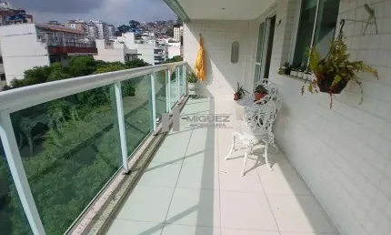 Apartamento à venda na Rua Araújo Pena, Tijuca. Varandão, 3 quartos (1 suíte), 2 vagas na escritura e infraestrutura completa no condomínio. Oportunidade para quem busca conforto e praticidade.