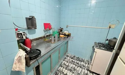 No coração do Méier, esta casa de vila está à venda com 2 quartos, vaga e uma ótima sala. Rua Aquidabã, próximo à Dias da Cruz. Um imóvel com boa distribuição e localização estratégica.