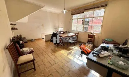 Casa de vila à venda no Méier, Rua Aquidabã. Com 2 quartos, sala espaçosa e vaga de garagem. A apenas 500m da Dias da Cruz, em vila tranquila e bem localizada.