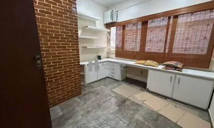 Quarto e sala localizado próximo a praça Saens Pena