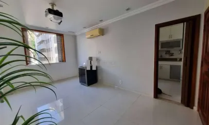 Oportunidade única! Apartamento à venda na Rua Garibaldi, Tijuca. 2 salas, 2 quartos, dependência completa, vaga e portaria 24h. Tudo para seu bem-estar. Fale comigo hoje!