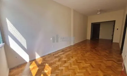 Oportunidade! apartamento à venda a 700m do metrô afonso pena, na tijuca. 2 quartos, suíte e vaga na escritura. localização privilegiada para quem valoriza praticidade. agende sua visita!