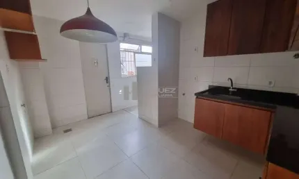 Na Tijuca, apartamento à venda na Rua Barão de Itapagipe, pertinho do Metrô Afonso Pena. São 2 quartos, suíte e vaga garantida. Ideal para viver com comodidade e mobilidade. Fale conosco!