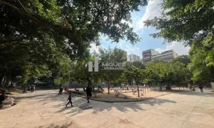 Apartamento à venda na rua afonso pena, área nobre da tijuca. salão, 2 quartos (1 suíte), dependências completas e 1 vaga de garagem na escritura. excelente opção para quem busca conforto e localizaçã
