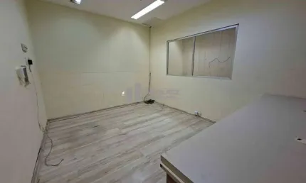 Imóvel comercial à venda na Rua São Francisco Xavier. Prédio com terreno em área nobre, em frente ao Colégio Militar. Potencial para diversas finalidades: educacional, corporativa ou residencial.