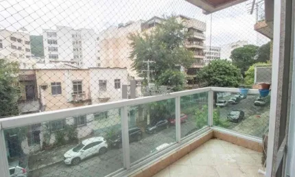 Apartamento à venda a poucos metros do shopping tijuca. são 90 m² com 2 quartos (1 suíte) e 2 vagas na escritura. ideal para quem busca localização e conforto.