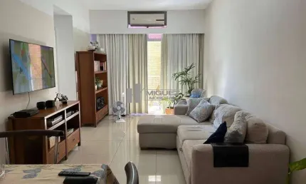 Apartamento à venda na Tijuca, em rua tranquila paralela à Haddock Lobo. Possui varanda, 2 quartos (1 suíte), vaga na escritura e infraestrutura completa.