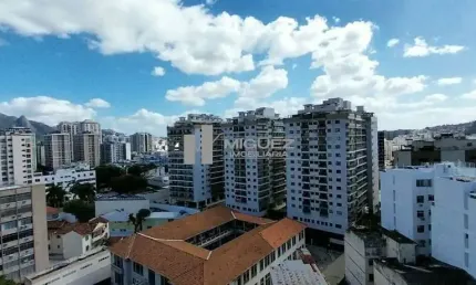 Exclusividade. apartamento à venda, rua barão de mesquita, próximo ao shopping tijuca. 2 quartos com vaga na escritura. porteiro 24 horas. código 22456.